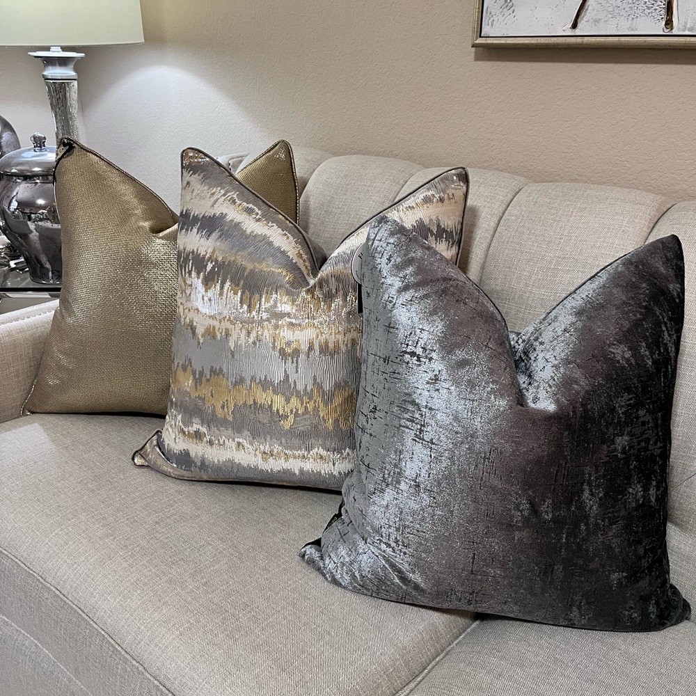 1-NWT GIGI CANTORI GOLD/SILVER LUXURY DECORATIVE PILLOW - Picture 5 of 17